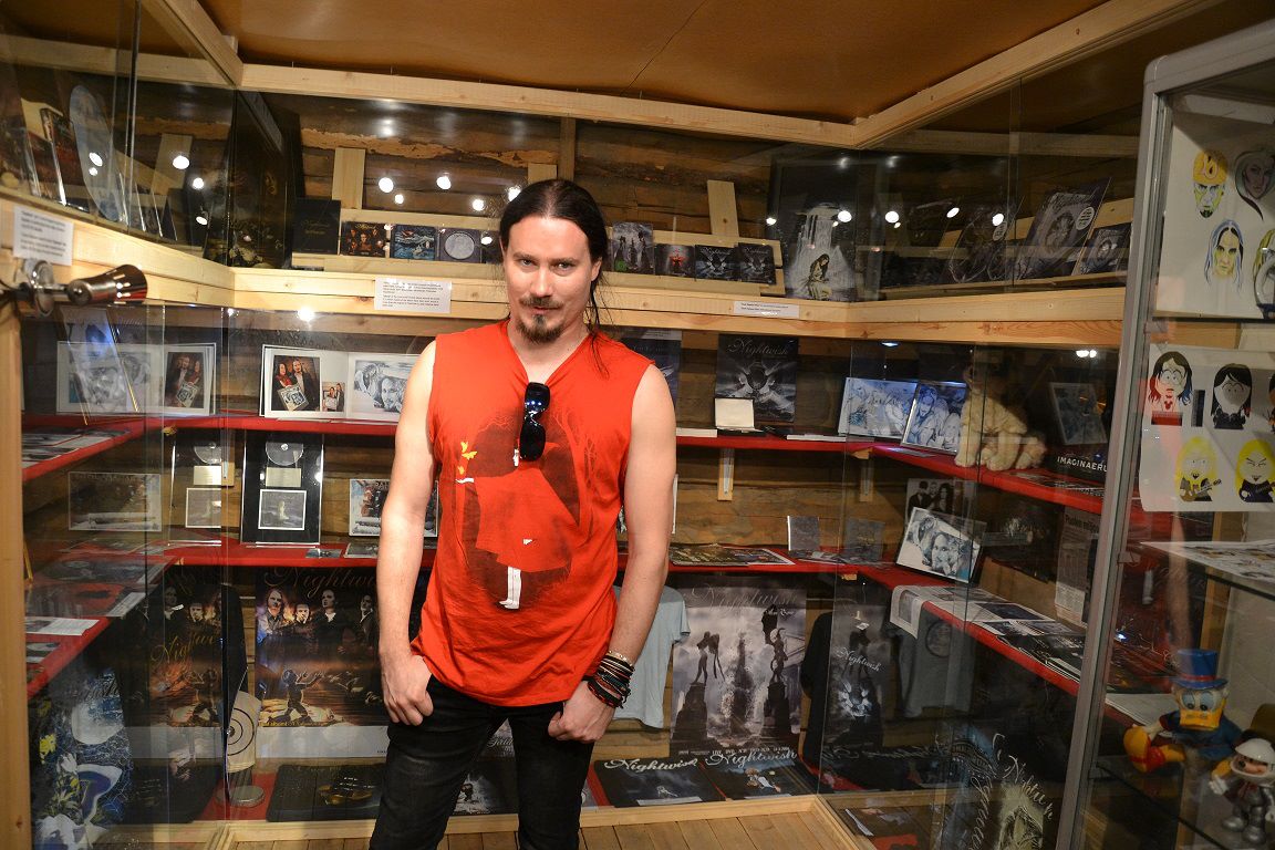 Tuomas Holopainen vierailulla Kiteen kotiseutumuseon Nightwish-näyttelyssä. Kuva: Tuomo Flinkman.