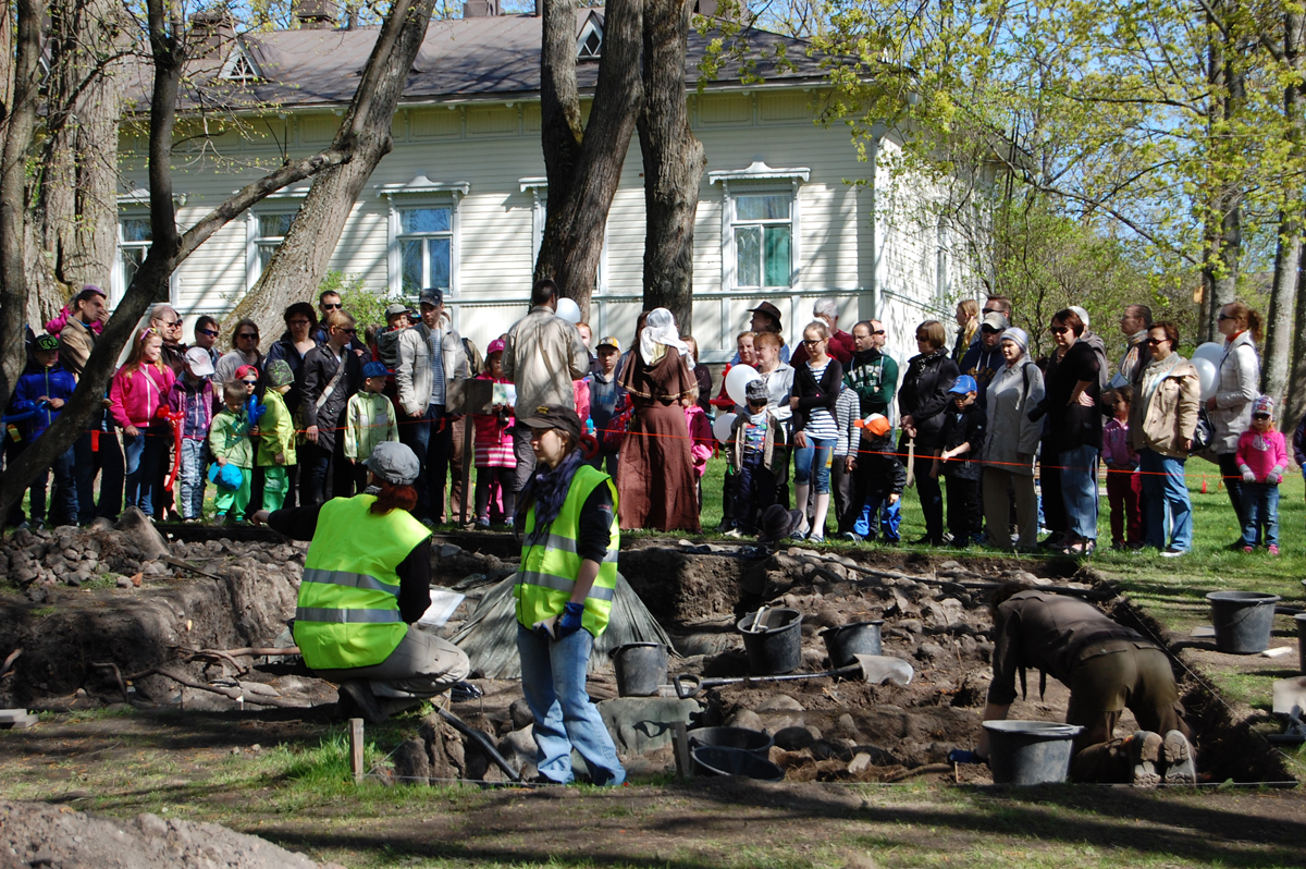  Keskiaikapäivässä vuonna 2014 esiteltiin arkeologisia kaivauksia. Kuva: Vantaa-Seura - Vandasällskapet ry.