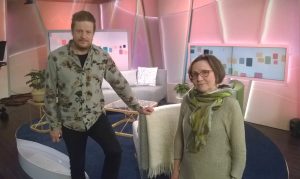Tuomas Uusheimo ja Johanna Hakanen kävivät Ylen aamu-tv:ssä puhumassa seurantaloista ja Seurantalolla-valokuvateoksesta.