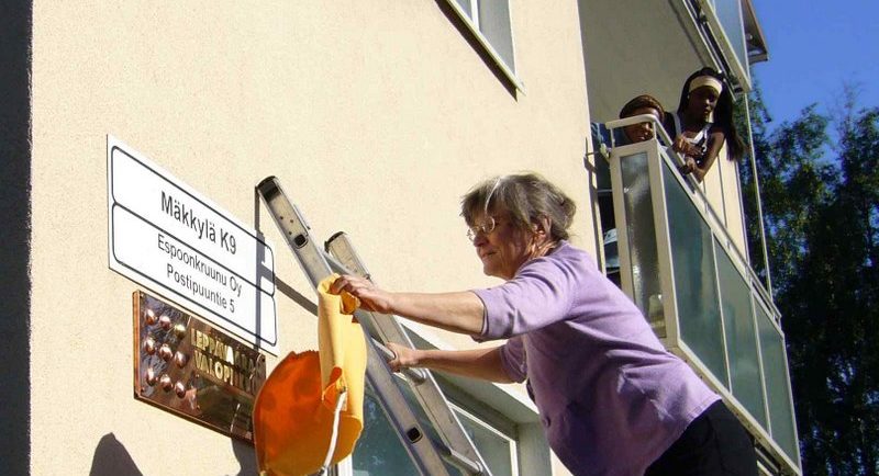 Arja Salmi paljastamassa Valopilkku-laattaa.