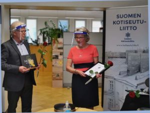 Veijo Hynninen ja Maritta Pahlman tilaisuudessa visiirit päässä ja kukat kädessä.