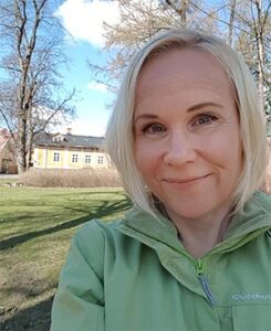 Filosofi Elisa Aaltola Turun Tuomaanpuistossa. 