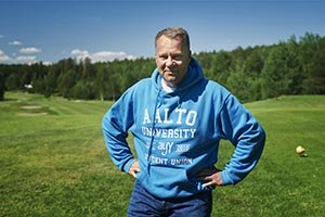 Kaupunginjohtaja Jukka Mäkelä ylioppilaskunnan huppari päällään. 