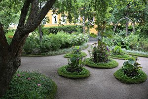 J.L. Runebergin kotimuseon kauniisti rajattu puutarha. 