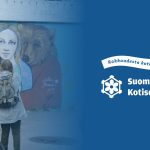 Kuvassa nainen kuvaa naishahmoa ja eläimiä esittävää seinämaalausta, oikeassa reunassa Suomen Kotiseutuliiton juhlavuosilogo sinisellä taustalla.