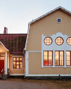 Hieno mansardikattoinen seurantalo, jossa on kauniit puuleikkaukset ikkunoiden ympärillä. Solbacken, Tuusula.