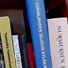 Vuoden kotiseututeos -ehdokkaita 2024 hyllyllä.