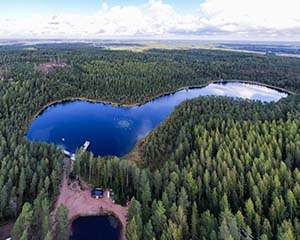 Korjärvi uimapaikkoineen ja rakennuksineen.