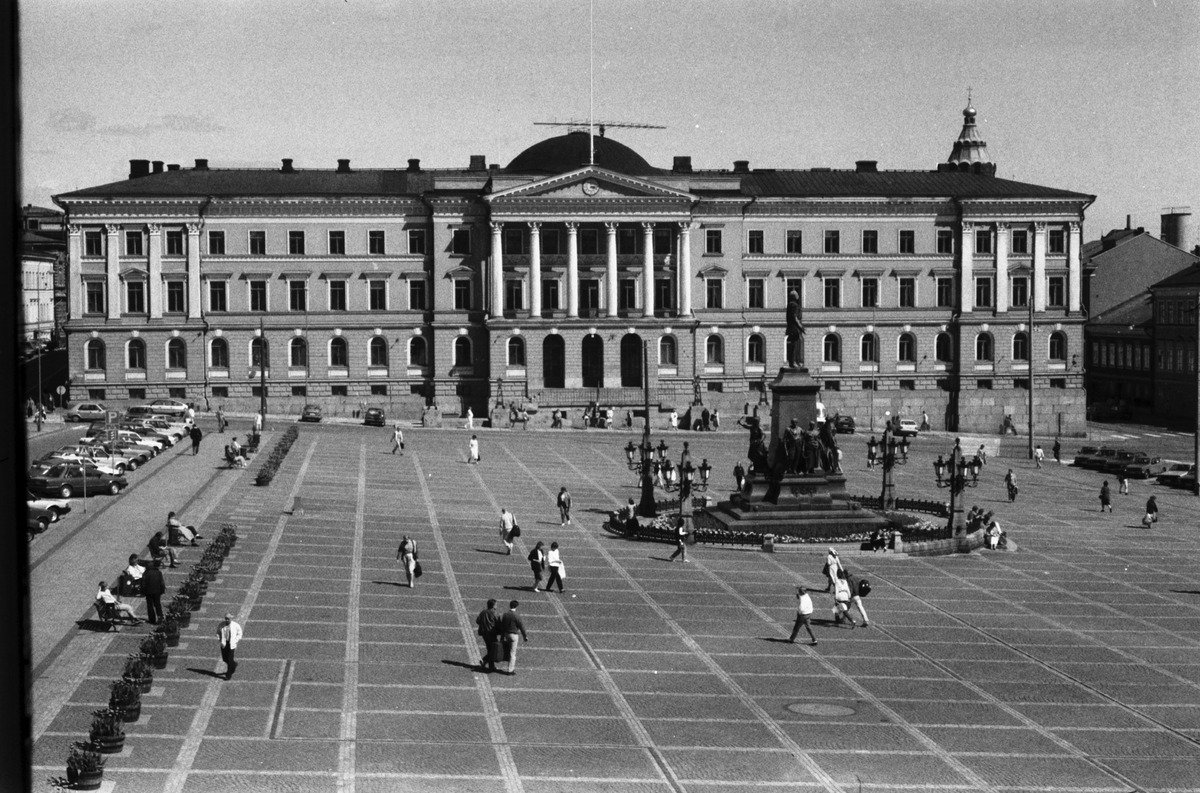 Mustavalkoisessa valokuvassa toriaukio taustanaan valtioneuvoston linna