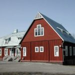 Punaseinäinen kaksikerroksinen seurantalo Thorstorp Espoossa