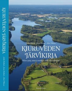 Kiuruveden järvikirjan kansikuva. Kuvassa on matsäinen ja peltoinen järvimaisema lintuperspektiivissä.