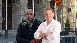 Mikko Härö ja Petri Uusikylä sijoitettuna taustaan, jossa on vanha kivitalo.