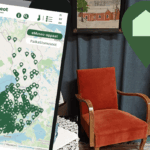 karttanäkymä puhelimen näytöllä ja taustalla nojatuoli sekä taulu