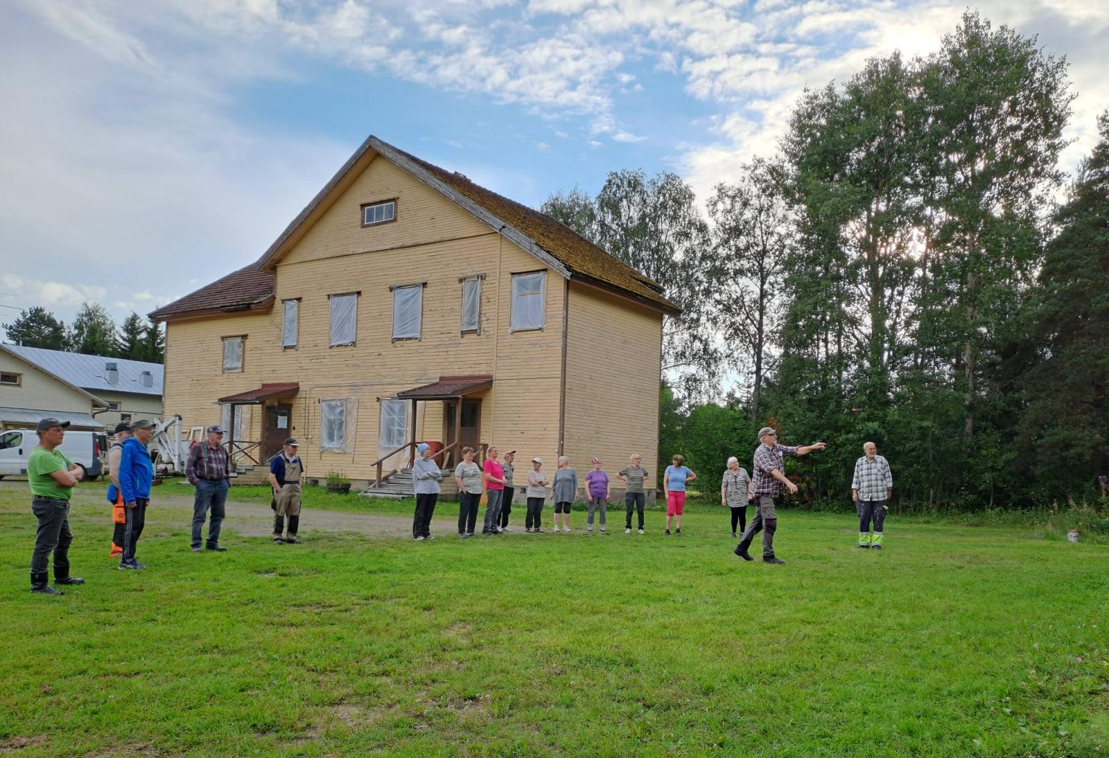 Tikanheittoa korjattavana olevan vanhan talon luona.