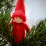 Joulutonttu havun oksalla