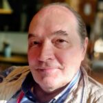 Jari J. Laiho, taustalla Karjalatalon salia.