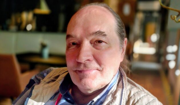 Jari J. Laiho, taustalla Karjalatalon salia.