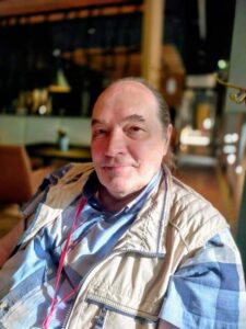 Jari J. Laiho, taustalla Karjalatalon sali.