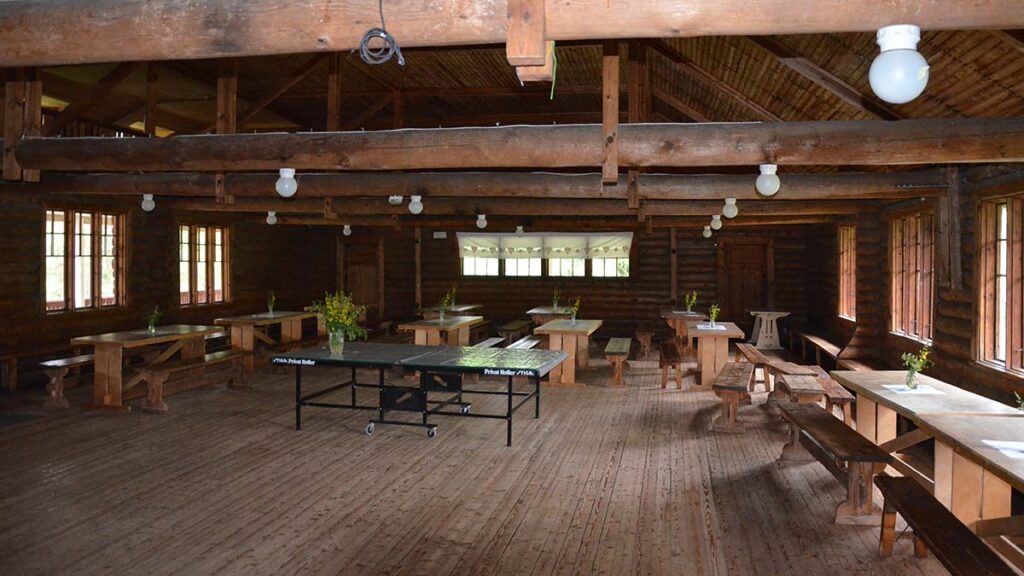 Vanha, pyöröhirsinen avara sali, Pohjolan Pirtti, Lammassaari, Helsinki.