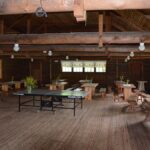 Vanha, pyöröhirsinen avara sali, Pohjolan Pirtti, Lammassaari, Helsinki.