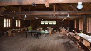 Vanha, pyöröhirsinen avara sali, Pohjolan Pirtti, Lammassaari, Helsinki.