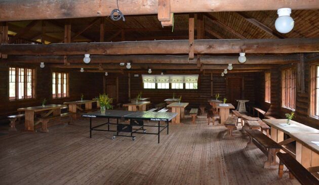 Vanha, pyöröhirsinen avara sali, Pohjolan Pirtti, Lammassaari, Helsinki.