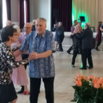 Iloisia ihmisiä tanssimassa Tornion järjestötalolla. Etualalla ikäihmisiä.