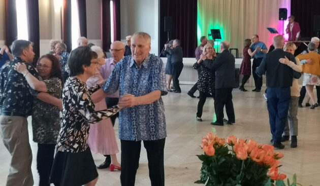 Iloisia ihmisiä tanssimassa Tornion järjestötalolla. Etualalla ikäihmisiä.