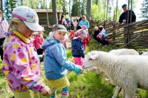 lapsia ja lampaita konneveden kotiseutumuseolla kuva jussi miettinen
