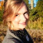 Katrina Virtanen, taustalla metsäinen maasto.