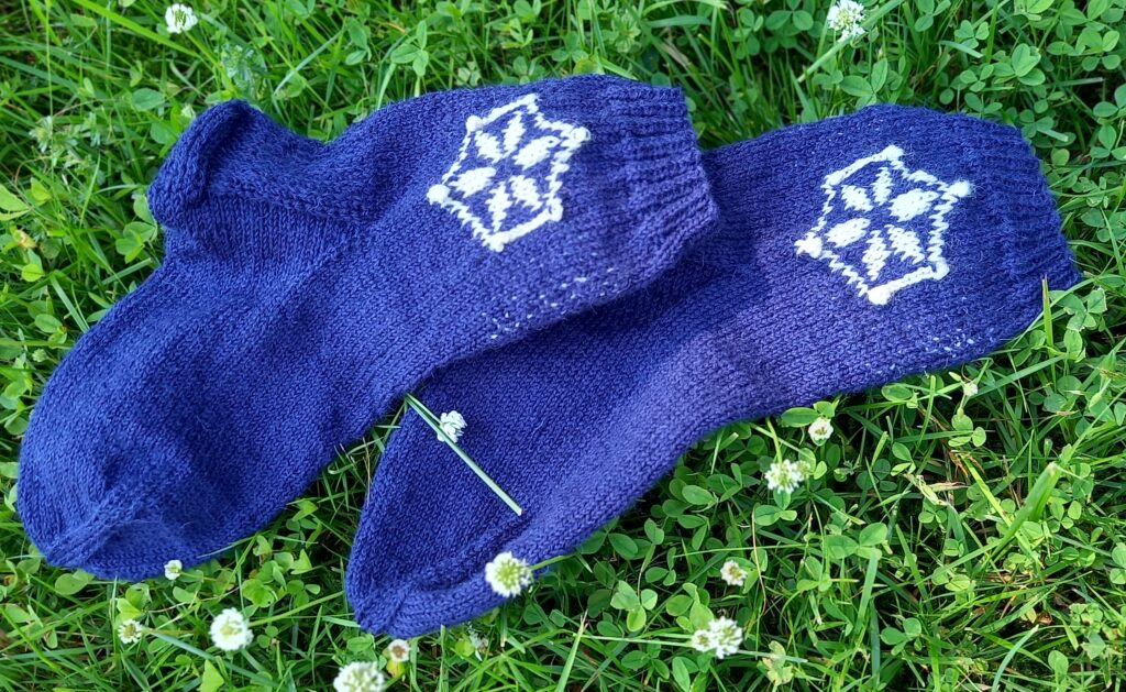 Kotiseutuliiton siniset villasukat, joissa logo