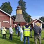 Ihmisiä Eurajoen kotiseutumuseon pihamaalla.