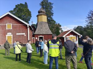 Ihmisiä Eurajoen kotiseutumuseon pihamaalla.