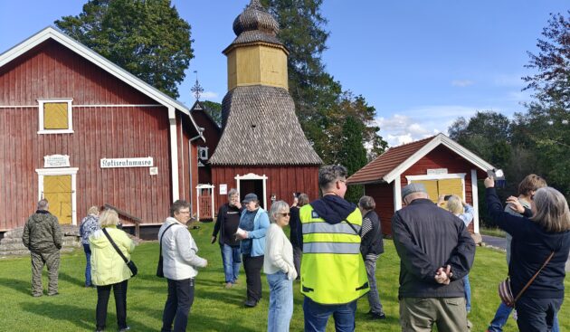 Ihmisiä Eurajoen kotiseutumuseon pihamaalla.
