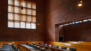 Kaunis, korkea, punatiilinen sali, Säynätsalo. Osa Aalto Works -maailmanperintökokonaisuutta.