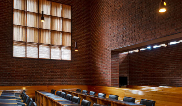 Kaunis, korkea, punatiilinen sali, Säynätsalo. Osa Aalto Works -maailmanperintökokonaisuutta.