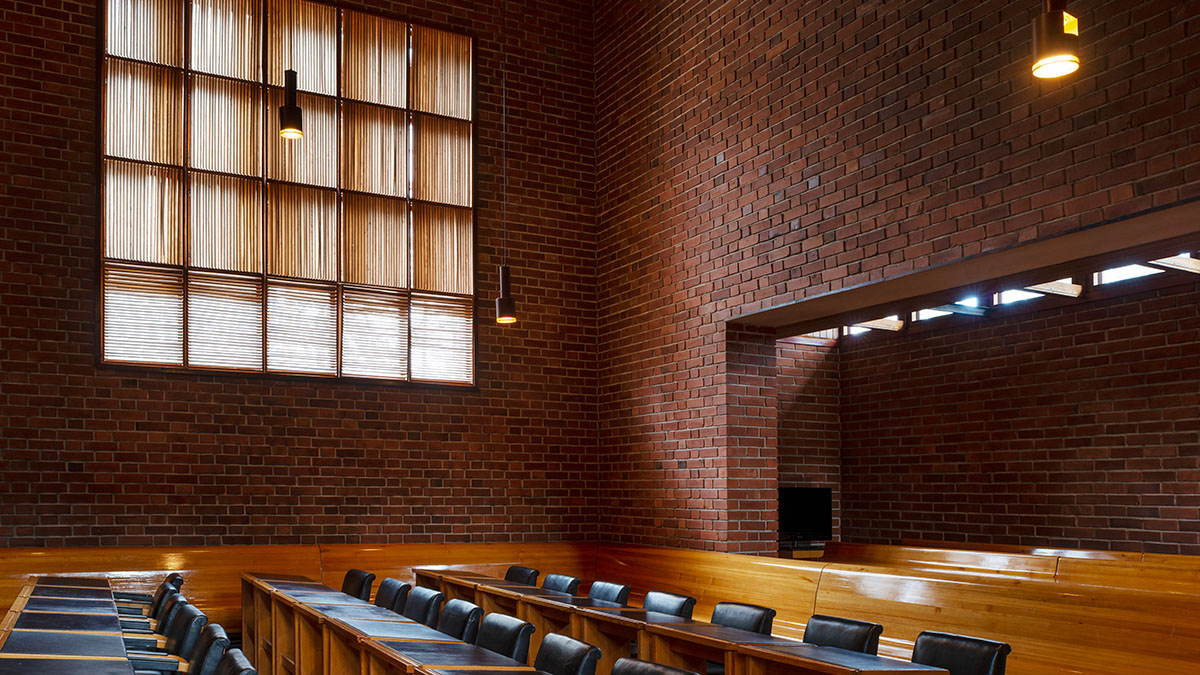 Kaunis, korkea, punatiilinen sali, Säynätsalo. Osa Aalto Works  -maailmanperintökokonaisuutta.
