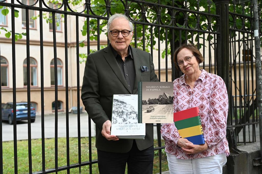 Jukka Hako ja Virpi Hämeen-Anttila kaksi finaaliin päässytttä teosta käsissään. Kolmas on lisätty kuvaan jälkikäteen.