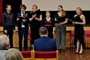 Karjalaisen osakunnan kuoro SKOOL toi musiikkitervehdyksensä seminaariin. Tilaisuudessa kuultiin myös Matti Makkosen sellomusiikkia.