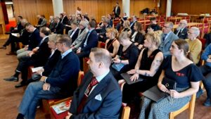 Muistoseminaarin yleisöä. 